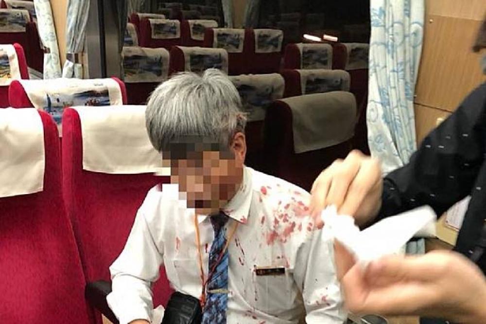台鐵81次莒光號發生暴力事件，一名列車長遭喝醉乘客攻擊。（圖片取自爆料公社）