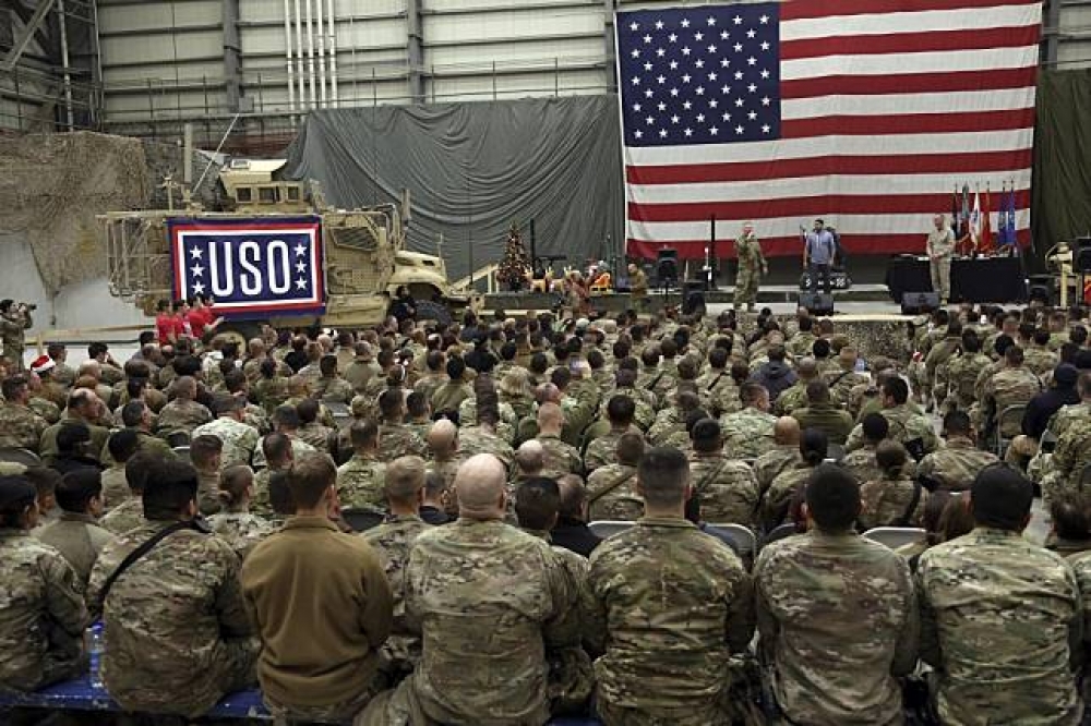 聖誕節前夕，美軍在巴格拉姆空軍基地（Bagram Air Base）舉行儀式。（美聯社）