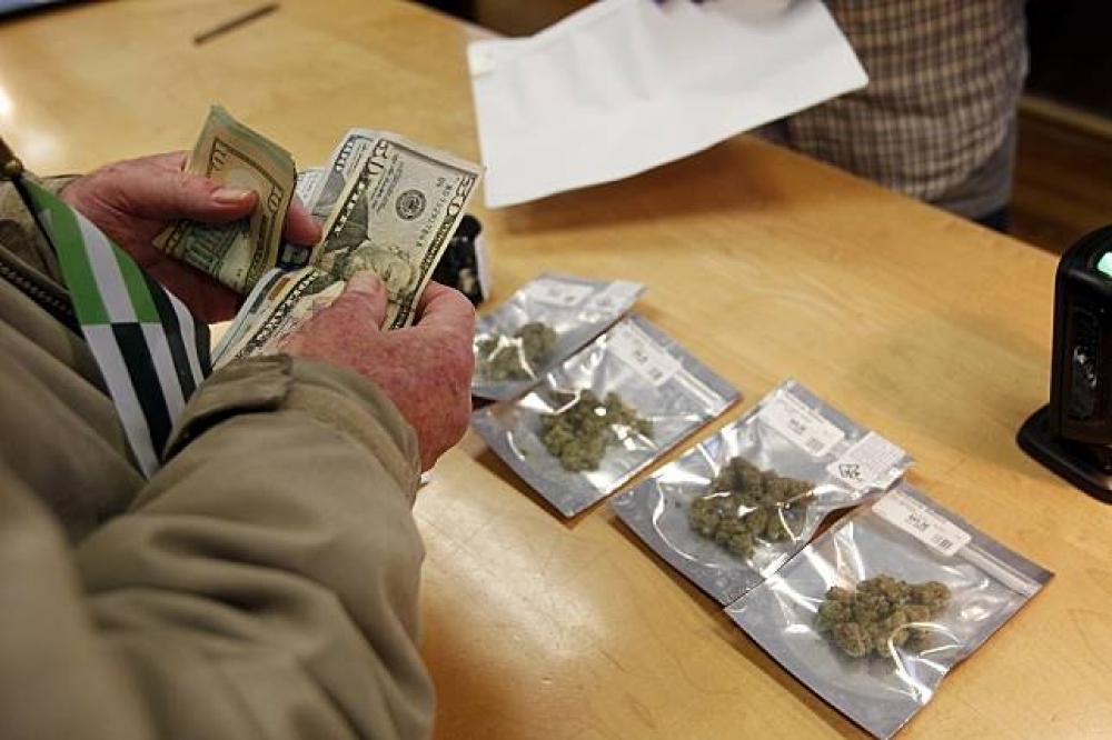 加州大麻合法化後，民眾前往購買大麻。（美聯社）