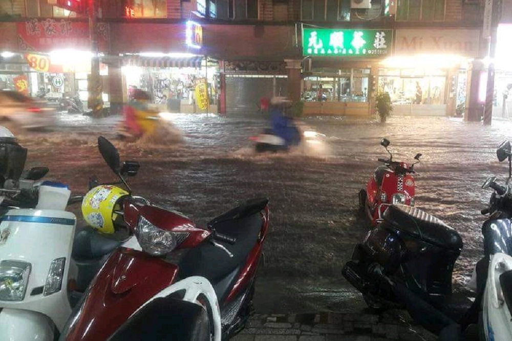 台南市永康區在7日下午5點多，暴雨後水位最高淹到膝蓋，比6日淹的還嚴重。（圖片取自爆料公社）