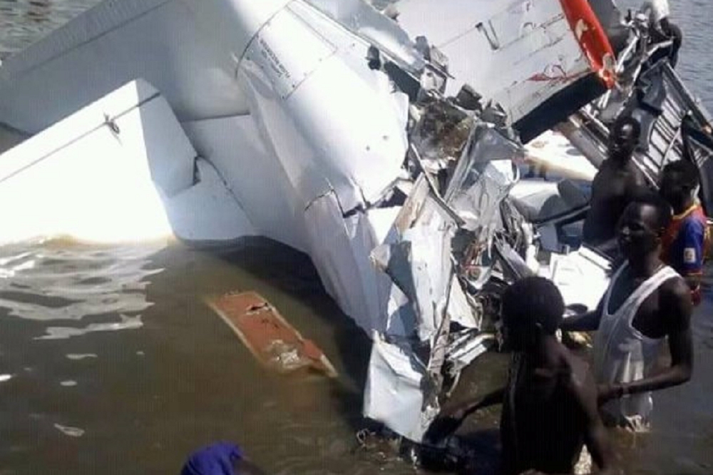 南蘇丹（South Sudan）一架小型商用飛機墜毀在中部小鎮伊羅爾（Yirol）的湖中，至少20人身亡。（美聯社）
