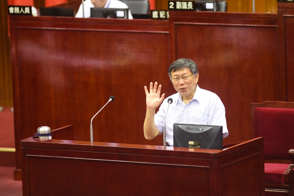 台北市長柯文哲要求市府規畫「加強照護關懷退休人員方案」，找出市府內上萬職缺，將優先給退休公教人員兼職。（攝影：張文玠）