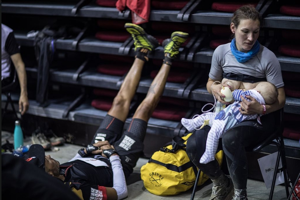 鮑爾（Sophie Power）在產後三個月便參加全程長達180公里的馬拉松，被拍到在空檔為孩子哺乳的感人畫面。（取自Twitter @runnersworlduk）
