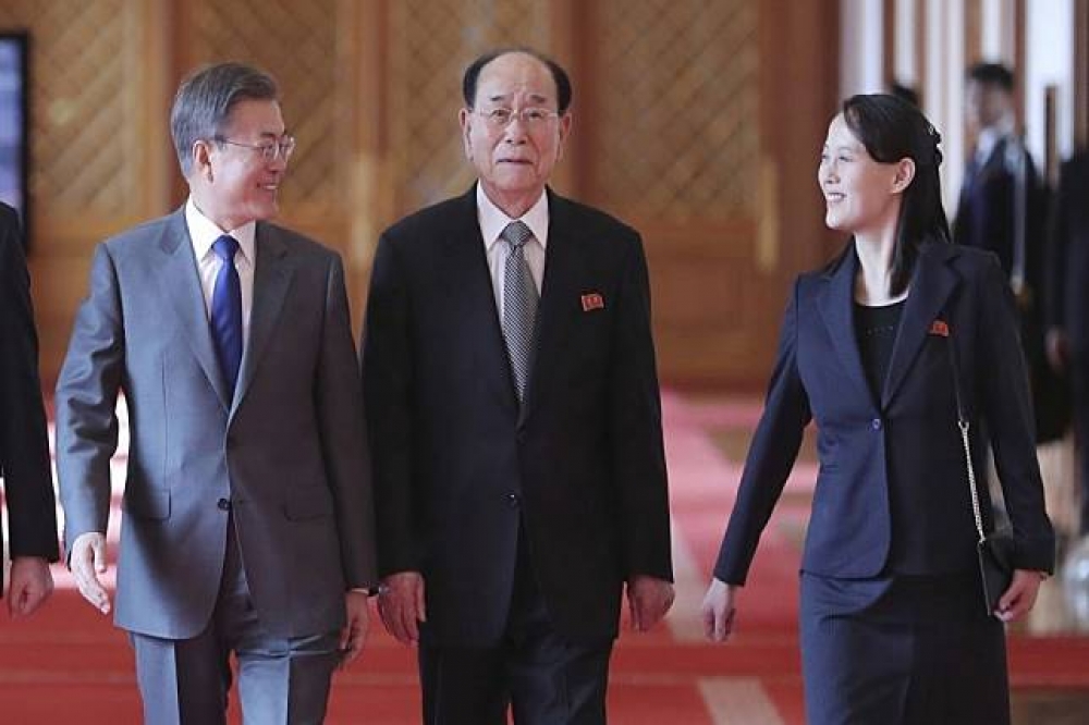 南韓總統文在寅（左起）、北韓虛位元首金永南、金正恩胞妹金與正，10日於青瓦台餐敘並展開會談。（照片：美聯社）
