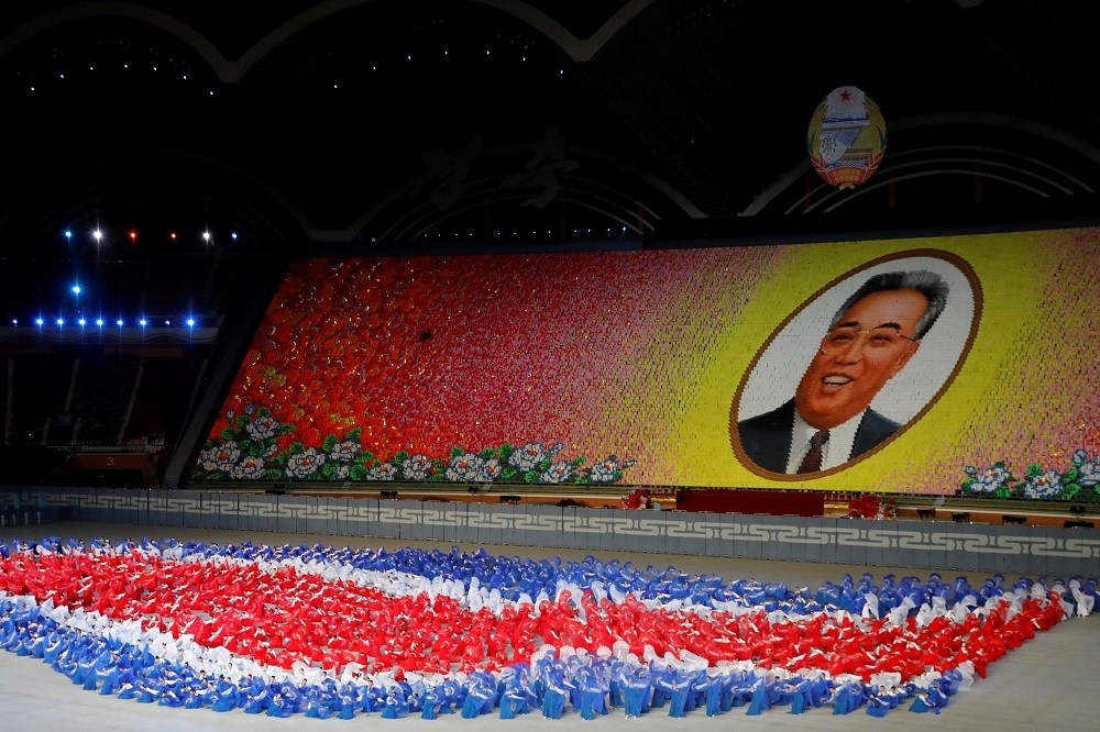 北韓國慶慶祝活動，以大會操向第一代領導人金日成致敬。（湯森路透）