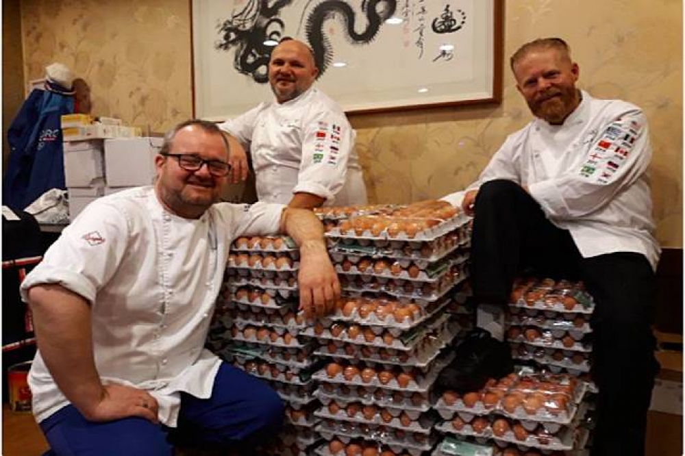 挪威代表隊買蛋凸槌，要1,500顆雞蛋卻來了1.5萬顆。（翻攝自推特）