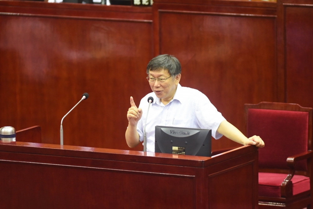 台北市長柯文哲10日接受議會質詢，被問到是否會去高雄演講時，順便探望扁。柯否認表示，這次沒有準備要去見他。（資料照片／張文玠攝）