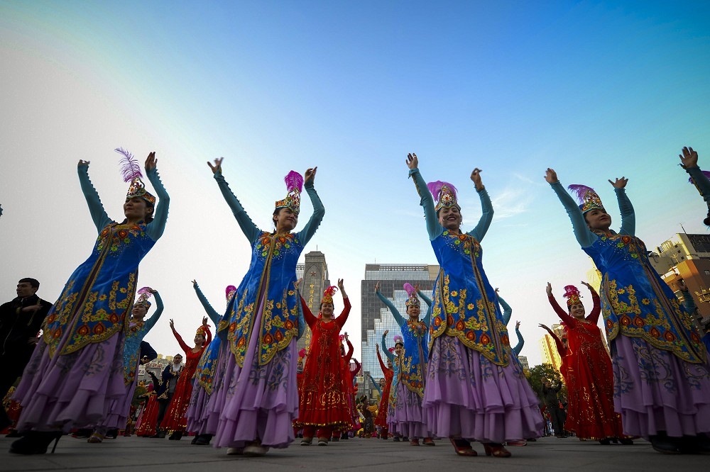 2015年新疆烏魯木齊市人民廣場慶祝中華人民共和國成立66周年、新疆維吾爾自治區成立60周年。（中新社）