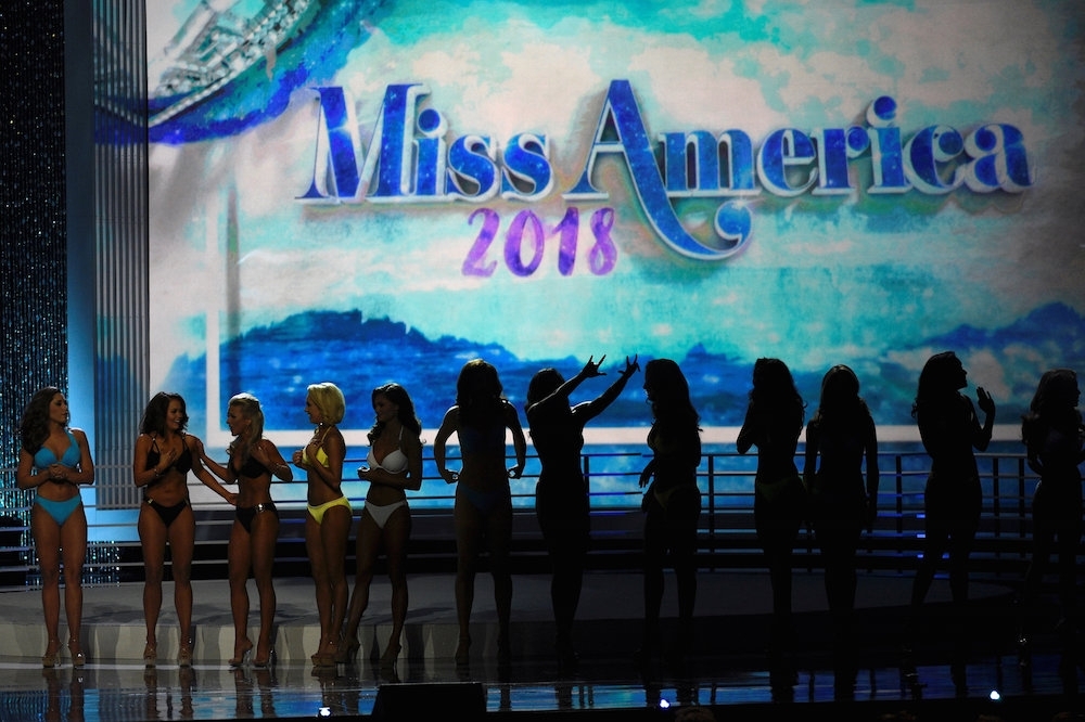 第97屆的美利堅小姐大賽現場，參賽者正在等待最終結果。（湯森路透）