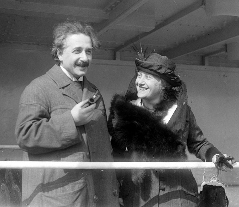 愛因斯坦夫婦資料圖片。1921年，也就是愛因斯坦啟程前往遠東的時候。（圖片摘自維基百科）