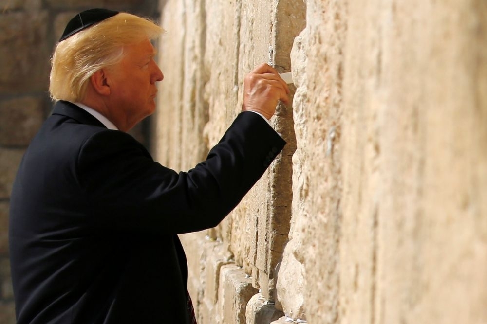 以色列交通部預計於哭牆（Western Wall，又稱西牆）附近一處興建鐵路，並以「川普」命名車站以示謝意。圖為美國總統川普（Donald Trump）5月22日拜訪哭牆。（湯森路透）