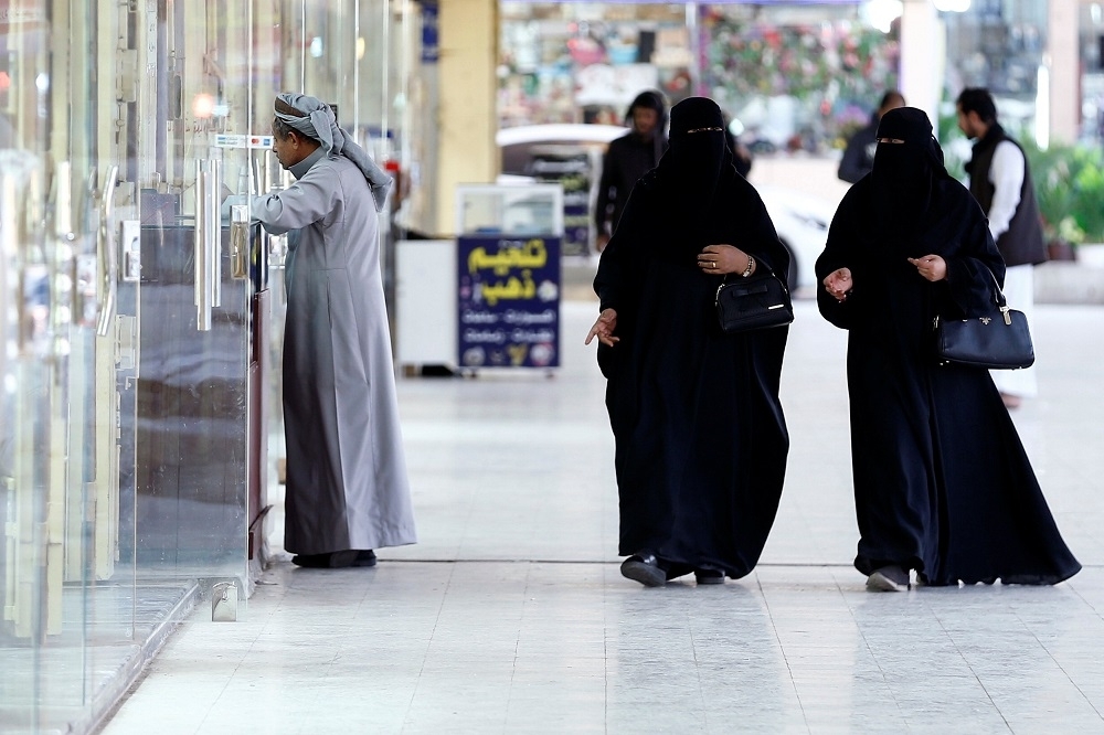沙國首都街頭購物的婦女。（湯森路透）