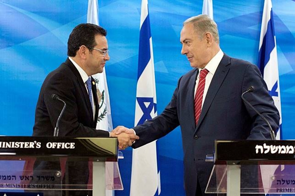 2016年11月29日，莫拉雷斯（左）與納坦雅胡在耶路撒冷城會面後召開聯合記者會。（湯森路透）