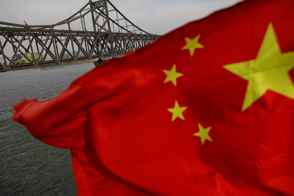 「中朝友誼橋」承擔了70%的中朝貿易總額，甚至被稱為「朝鮮經濟的生命線」。（湯森路透）
