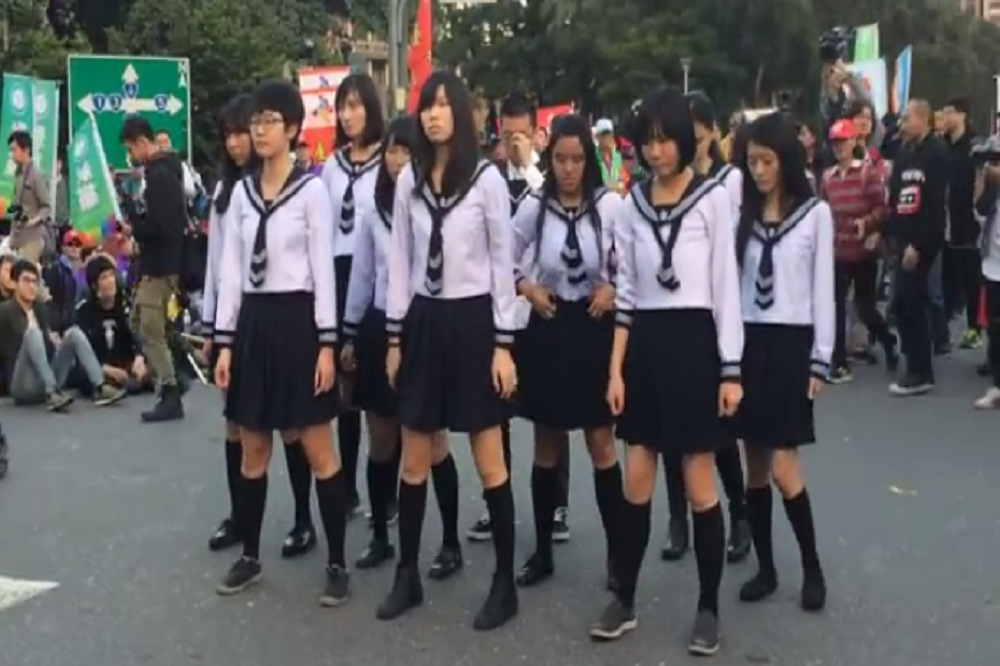 青年學生網友組成「勞坂46」團體，模仿日本團體「欅坂46」的出道單曲〈Silent Majority〉，聲援抗爭。（資料畫面）