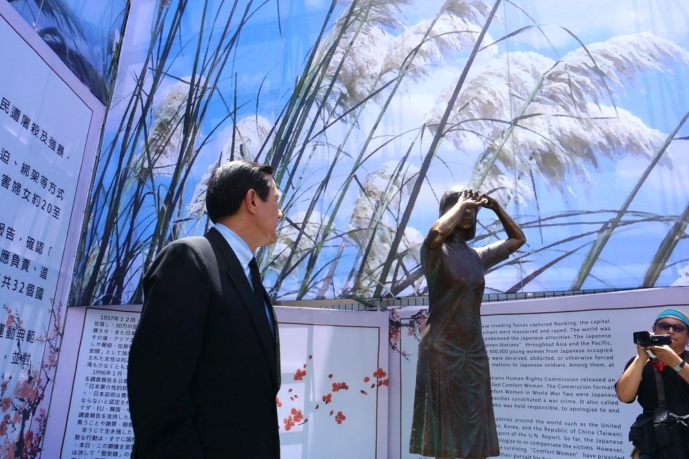 國民黨台南市黨部旁上月豎立慰安婦銅像，6日遭到日本「慰安婦之真相國民運動組織」代表藤井實彥腳踹銅像，引發爭議。（圖片取自馬英九臉書）