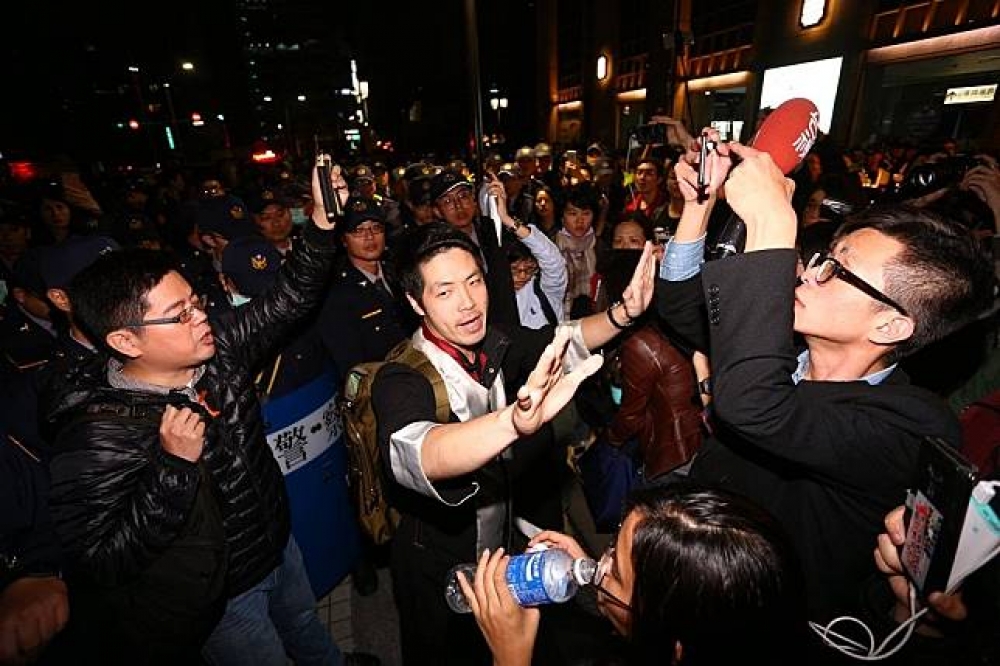 在場丁穩勝等3名律師指控遭警方強制押上警備車，24日凌晨北檢召開記者會，表示依法控告台北市警察局，並全力追究相關指揮警官責任。（圖片取自Yu Yo Lin）
