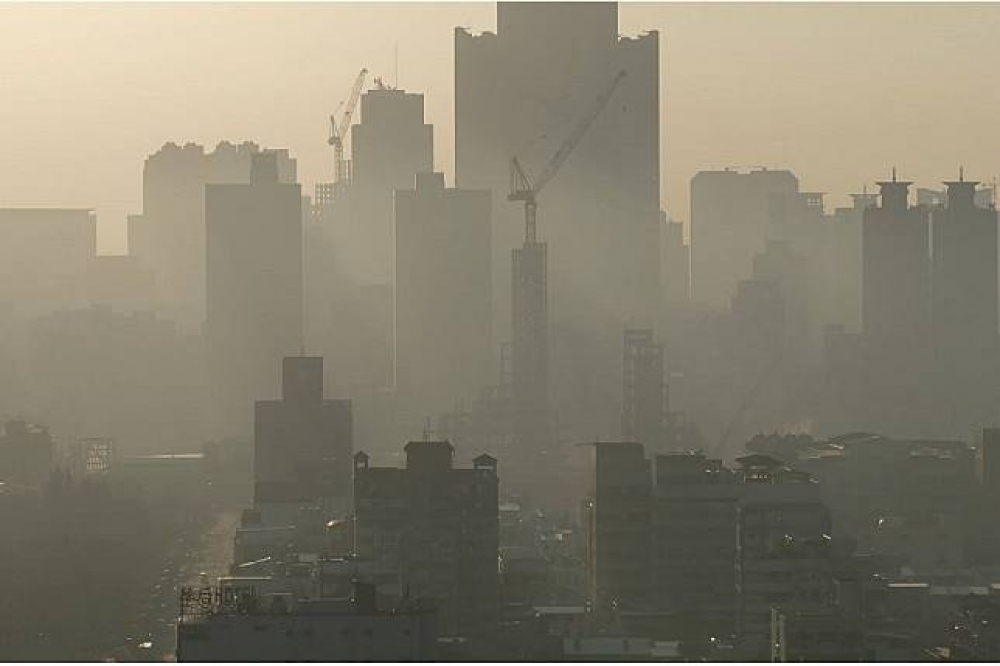 環保署表示，24日下午台灣西半部空氣品質白天受到擴散條件差影響，下午則受境外污染物的影響，空氣品質指標（AQI）將達橘色提醒至紅色警示。（圖片取自南部反空污大聯盟）