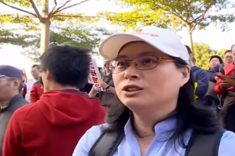 23日萬人上街頭抗議勞基法修惡，台北市勞動局長賴香伶現身街頭聲援勞工。（圖截取自民視新聞）