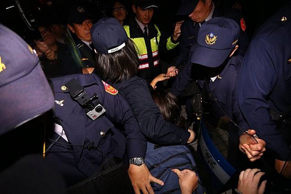 台灣人權促進會等團體24日發布聯合聲明，針對23日晚間11時警方將即將解散的抗議民眾團團包圍，並由指揮官下令強制帶上警備車載走，其中包含3名律師與1名記者一事表達嚴正的抗議。圖為23日記者遭介壽派出所長蔡漢政下令帶走的畫面。（圖片取自Yu Yo Lin個人臉書）