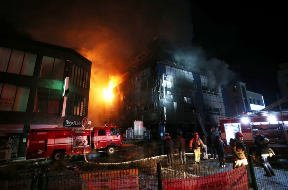 南韓一棟建築物21日發生大火，2樓三溫暖裡有20具焦屍。（AP）