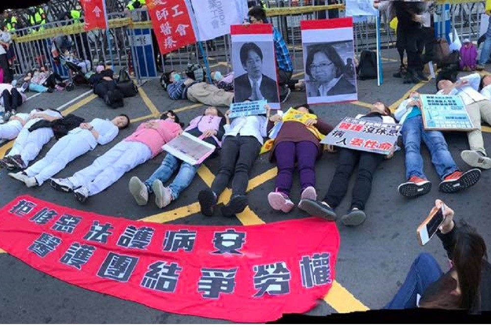 面對政府修惡勞基法，醫師職業公會主張「拒修惡法，護病安。」（圖片取自台灣護師醫療產業工會臉書）