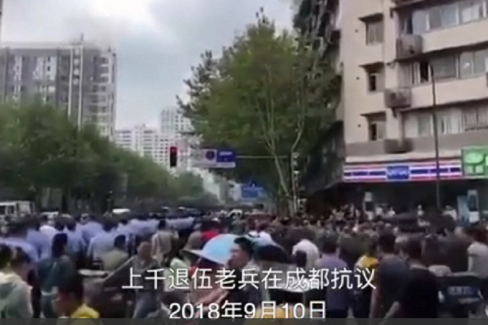 1中國有上千名退役老兵10日分別集結在北京、四川省省會成都請願。（翻攝美國之音影片）