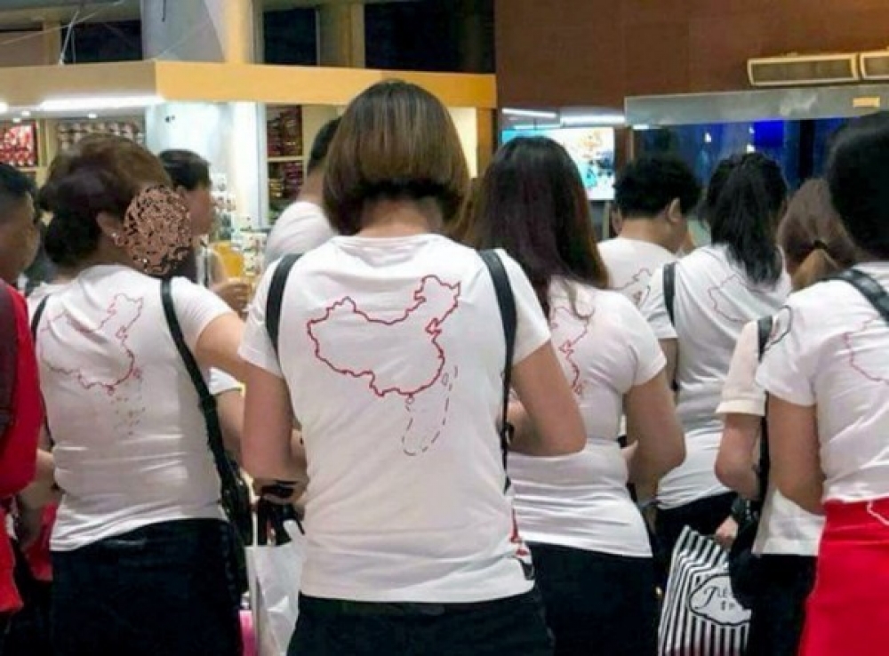 中國人真是世界上最愛國的民族，愛國愛到穿衣打扮上。（圖片取自微博）