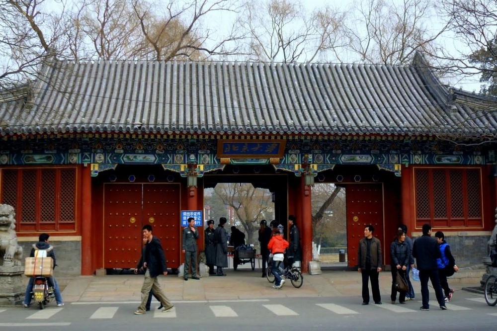 中國北京大學門口。（美聯社）