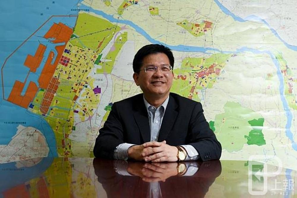 台中市長林佳龍21日接受《上報》專訪，面對空污問題侃侃而談。（攝影：葉信菉）