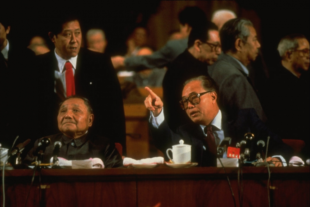 前中國領導人鄧小平（左）和趙紫陽。拍攝時間不詳。1980年代中國經濟轉型背後的很多市場化政策都是趙紫陽主持制定的。（圖片由紐時中文網提供）