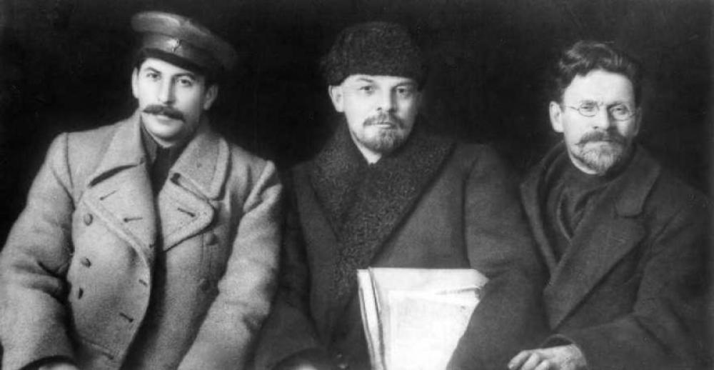 近來的民意調查顯示，史達林（左）受俄羅斯民眾「愛戴」的程度穩定成長，穩居俄羅斯史（甚至是世界史！）上最偉大人物前三名。（維基百科）