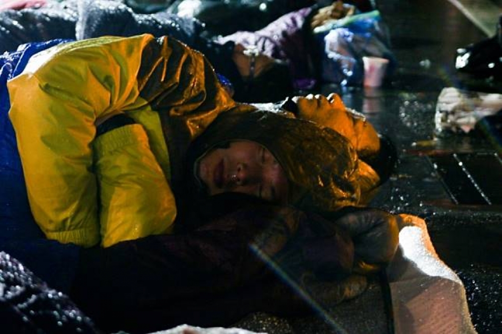 時代力量夜宿總統府前，7日凌晨警方強拆遮雨棚，黃國昌等人憤而躺在雨中。（攝影：曾原信）