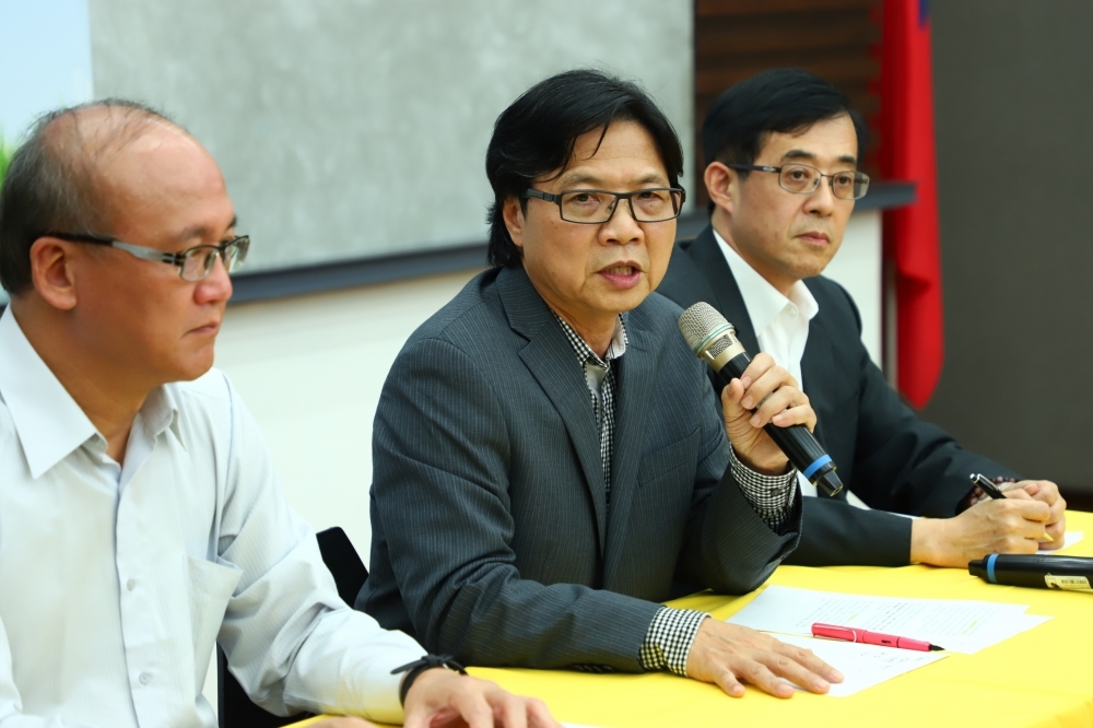 葉俊榮今天召開記者會宣布台大案拍板，要求台大退回5位候選人階段重新遴選。（攝影：張家維）