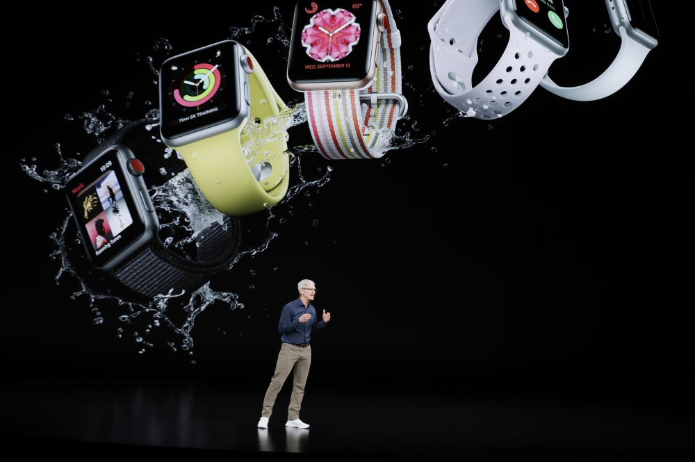 蘋果執行長庫克發佈Apple Watch 4時表示，蘋果重新創造手錶的世界。（美聯社）