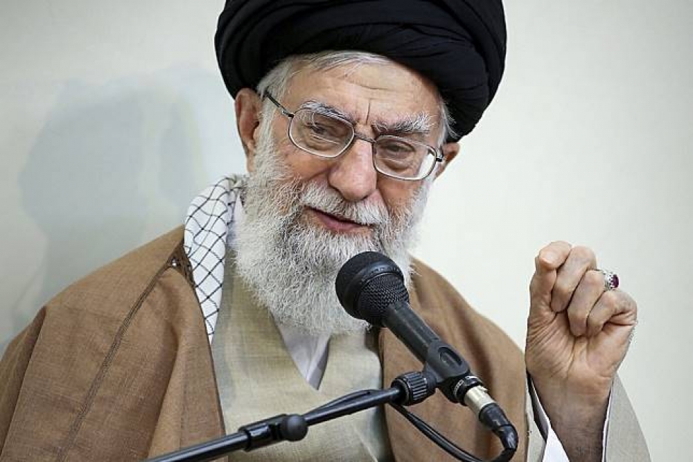 伊朗最高領導人 Ayatollah Ali Khamenei在德黑蘭議會上發言。（美聯社）