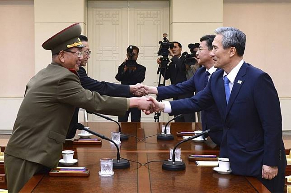 2015年8月22日，兩韓代表舉行會談前握手資料照。（AP）