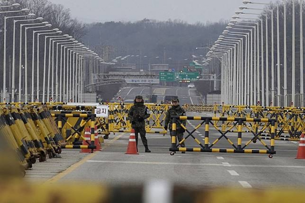 南韓士兵戊守通往非軍事區（DMZ）的「統一橋」（Unification Bridge）。（美聯社）