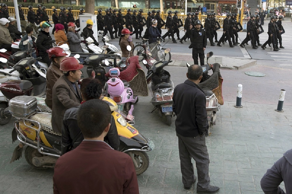 中國軍隊新疆喀什市遊街，企圖向維吾爾族居民展示強大震攝力。（美聯社）
