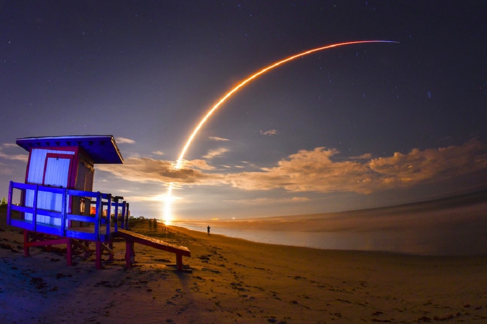 美國太空探索科技公司（SpaceX）宣布將用「獵鷹9號（Falcon 9）」火箭，把遊客送上太空，繞月球一圈。（美聯社）