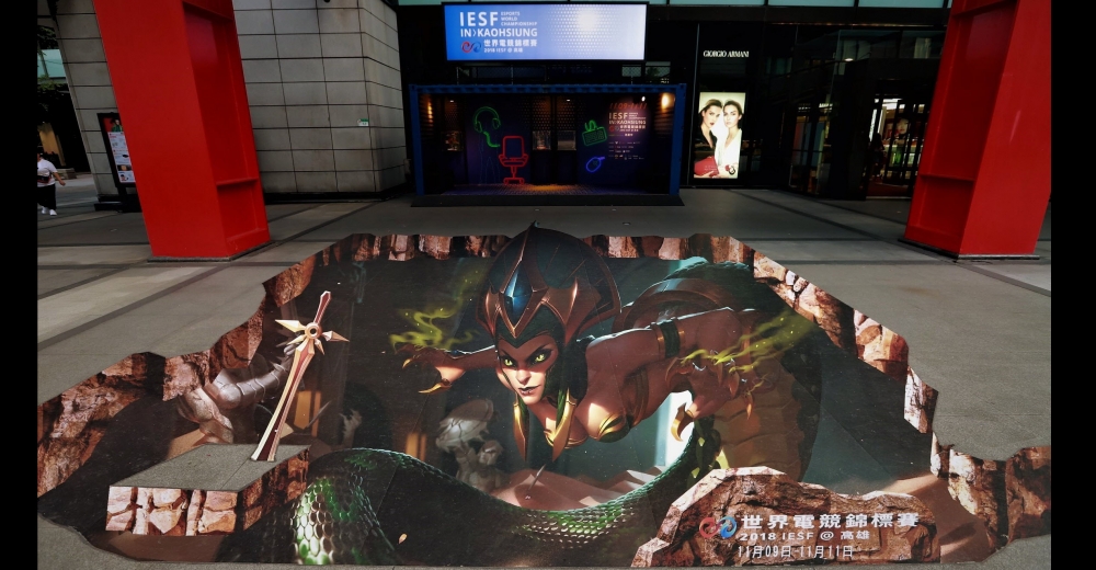 TESL於9月2日在新光三越台北信義新天地門口前廣場布置了氣勢磅礡的「卡莎碧雅」3D 彩繪地貼。