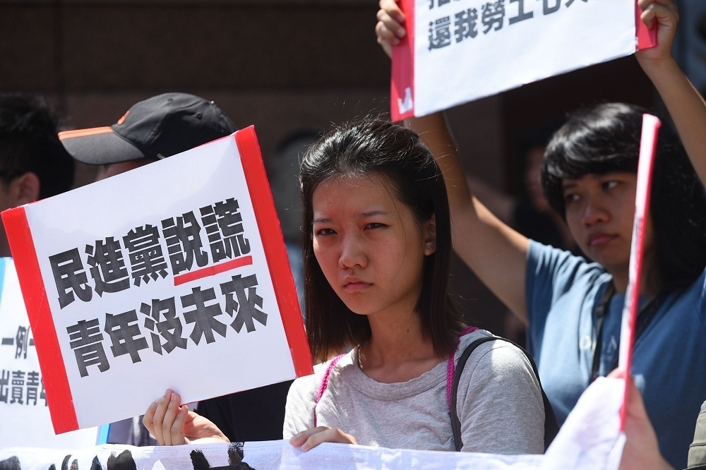 不滿《勞基法》修惡，包括台大濁水溪社等學生社團發動串連，要民進黨青年參選人對此次修法表態，因為「沒人希望選出新的人，還是一繼續用舊思維做舊的事！」（攝影：曾原信）