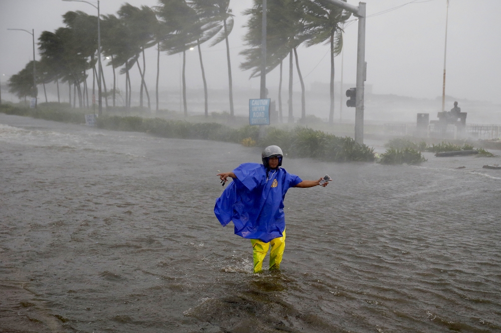 強颱山竹15日登入菲律賓呂宋島，災情嚴重。（取自美聯社）