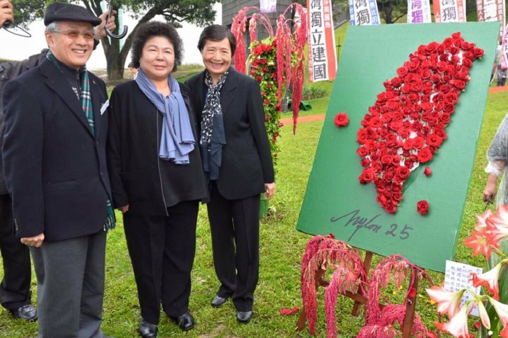 陳菊(中)新書揭露初選內鬥，時任代理高雄市長葉菊蘭(右)遭點名，葉的幕僚20日以5點聲明回擊。（圖片取自陳菊臉書粉絲專頁）