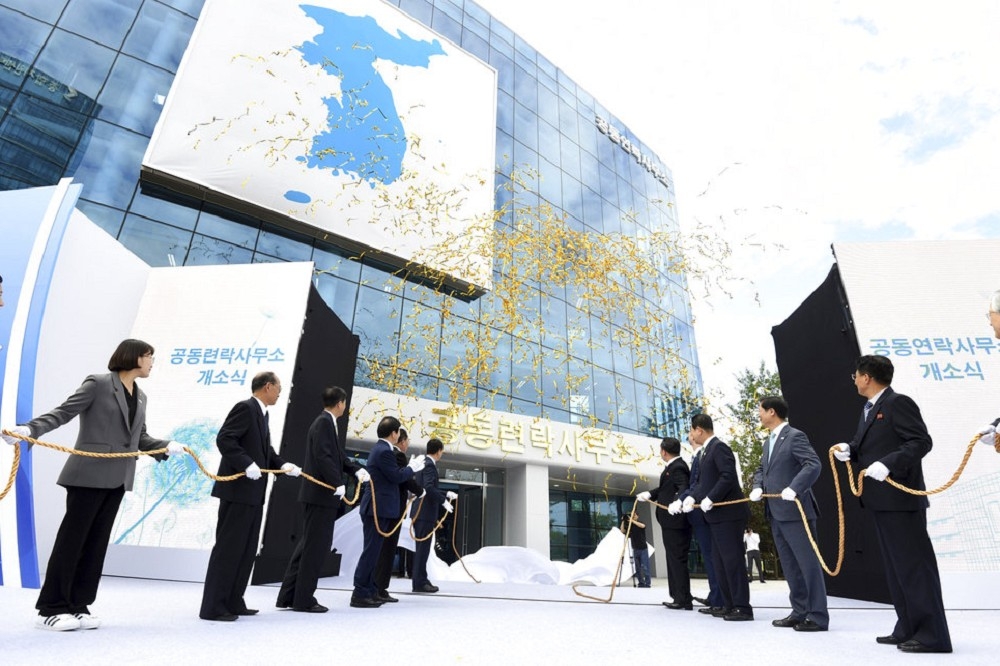 北韓開城工業園區在14日上午揭牌成立「韓朝聯絡辦公室（聯辦）」。（美聯社）