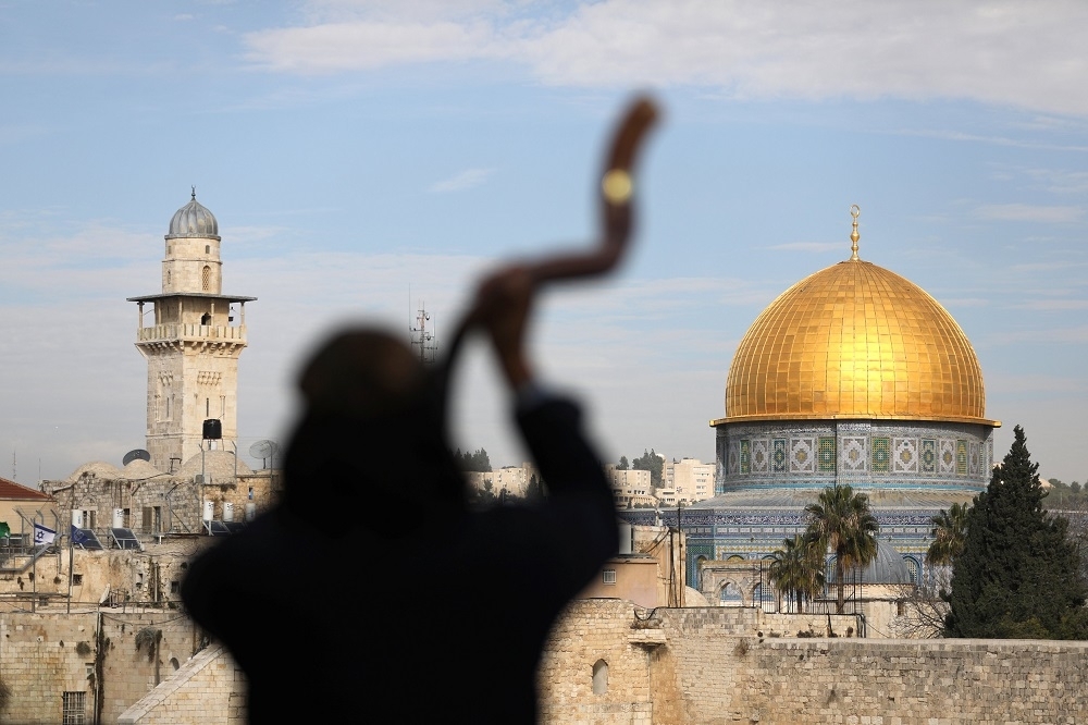 圓頂清真寺位於耶路撒冷，穆斯林稱該廣場為「神聖禁地」，猶太人則稱為「聖殿山」。（湯森路透）