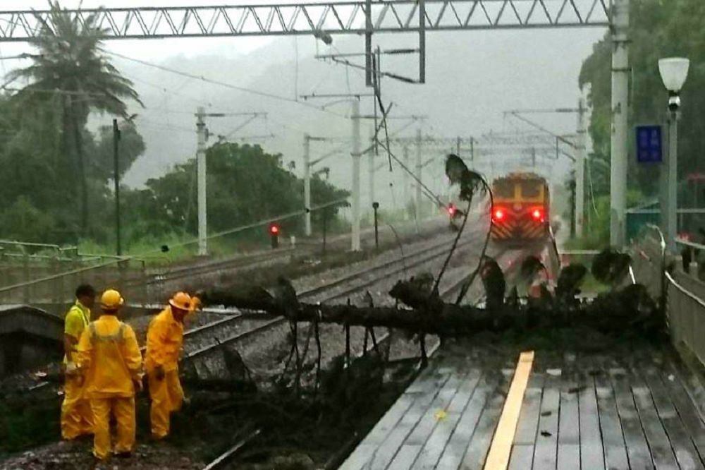 台鐵山里站的電車線被狂風吹倒的樹壓斷，全站斷電。（台鐵提供）