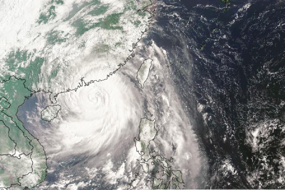 受中颱「山竹」外圍環流影響，中央氣象局在16日凌晨3點50分對全台9縣市發布豪大雨特報。（取自彭啟明臉書）