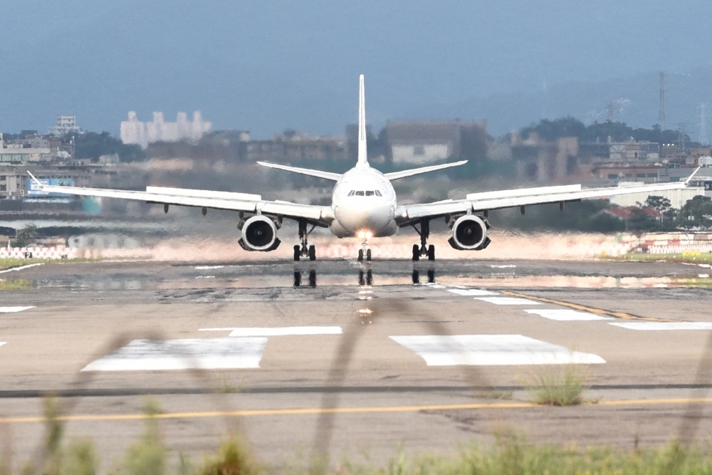 桃園機場20日晚間工作人員駕駛牽引車將飛機牽至過夜機坪時，不慎冒出濃煙，所幸消防員到場及時撲滅火勢。圖僅為示意圖，與本文無關。（攝影：葉信菉）