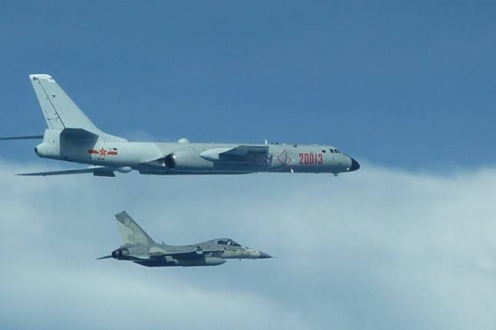 照片畫面上方為中國轟-6，下方為我國IDF戰機。（國防部提供）